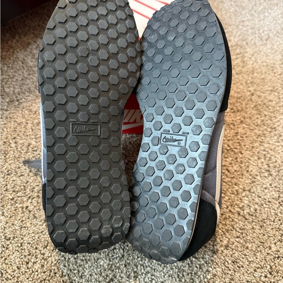 Nike Women's Genicco Sneakers New - Picture 7 of 9